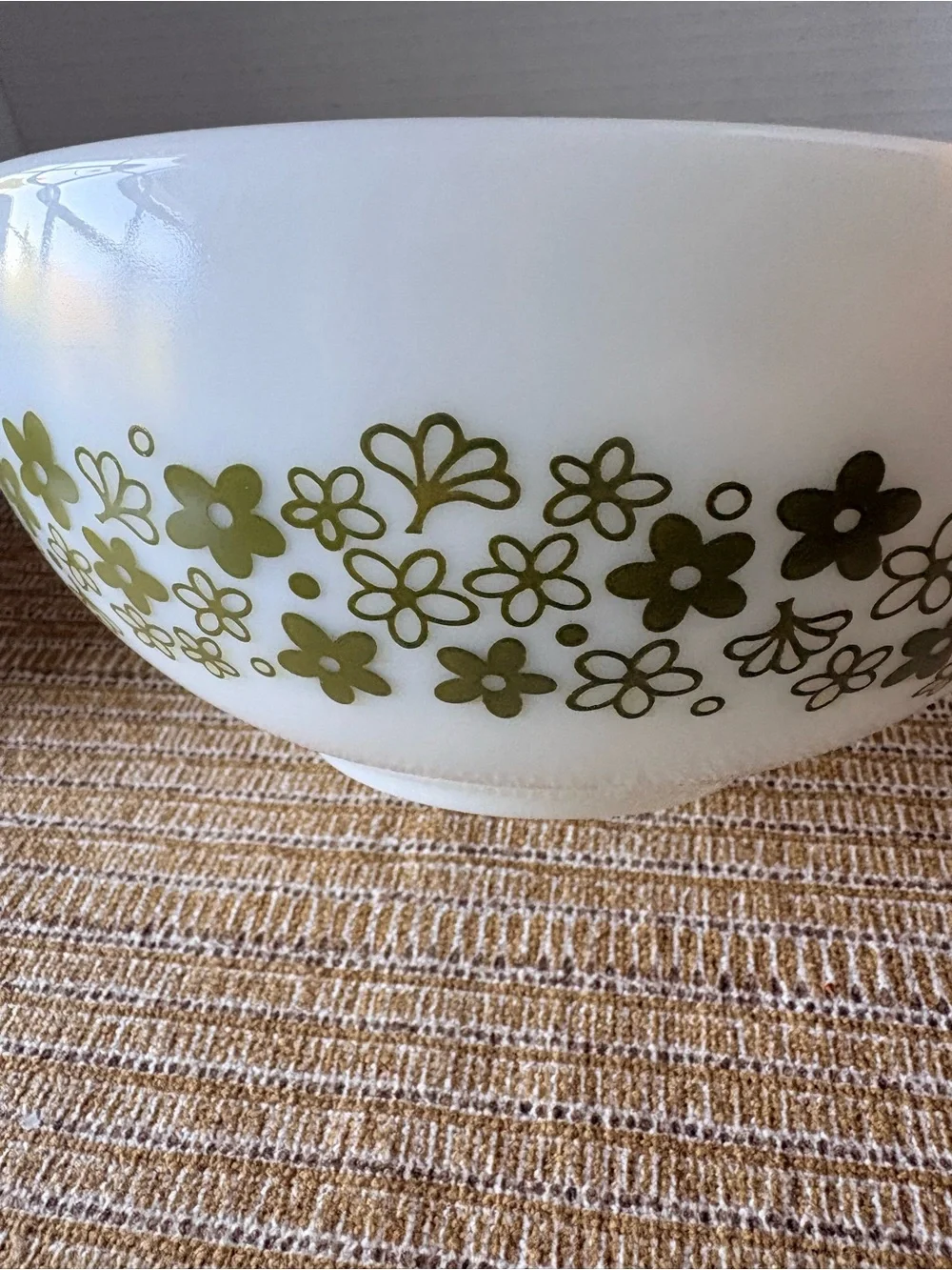 Vintage Pyrex Spring Blossom Crazy Daisy 2.5 Quart Mixing Bowl White Green #443
